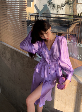 Bettychow 波光粼粼 浪漫薰衣草紫色V领上衣 减龄光泽丝滑半裙