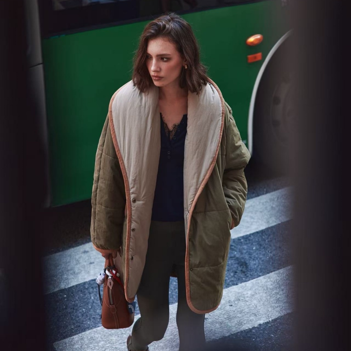 一件过冬橄榄绿大翻领厚面包棉服