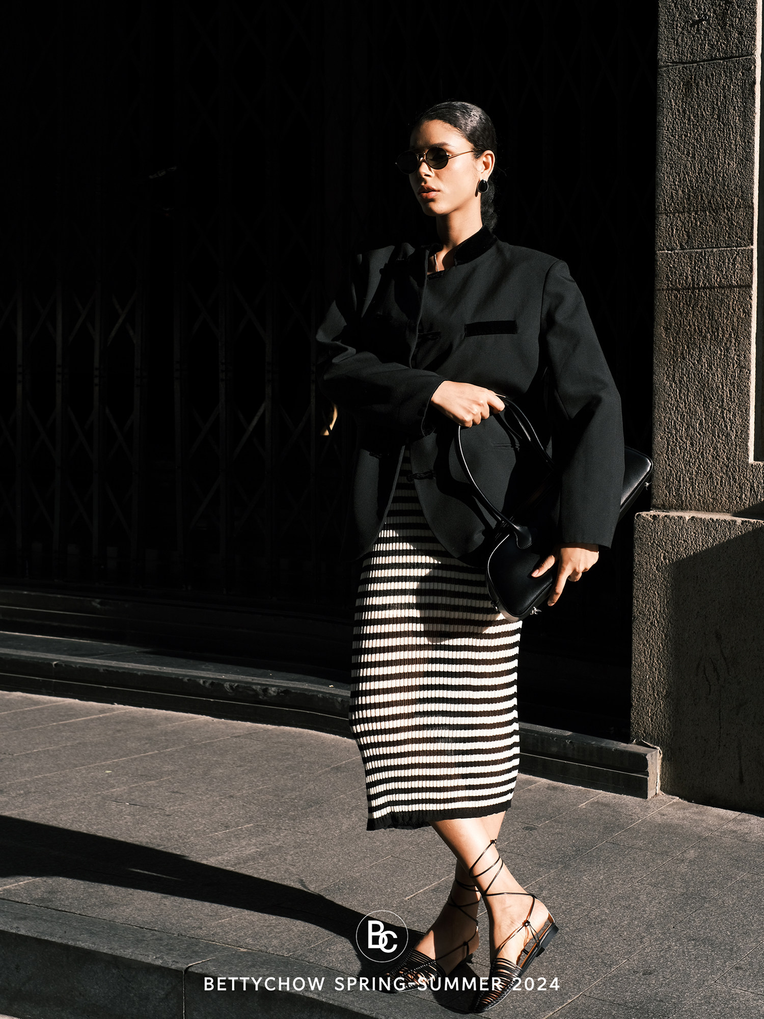 Bettychow 针织镂空黑白条纹连衣裙夏季新款休闲松弛感V领中长裙