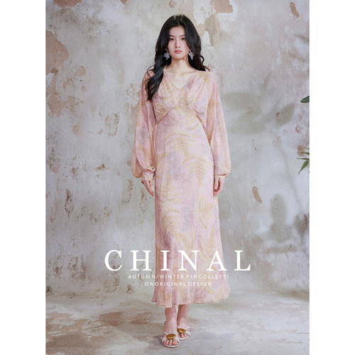 CHINAL夏季新款温柔气质领斜裁印花连衣裙收腰显瘦V领法式长裙子