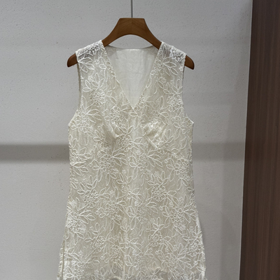 瑞瑞设计26夏上新V领刺绣舒适百搭显瘦气质背心056-9670