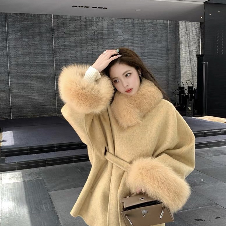 瑞(配可拆卸狐狸毛领,可拆卸狐狸毛袖口,腰带)（含100羊毛）B943