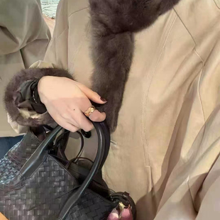 瑞瑞小众设计冬上新拼接假毛百搭宽松保暖羽绒服外套OR633