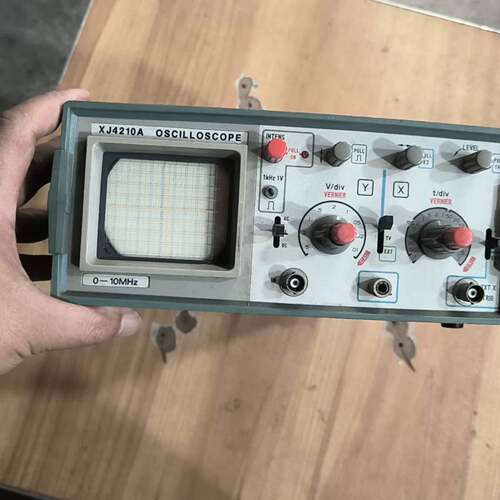 可维修示波器xj4210A 010MHZ 实物拍摄如图，议价