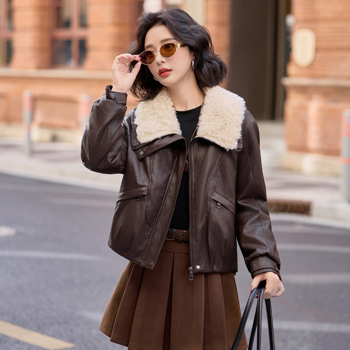 大翻领夹棉皮衣短款外套女2025冬季新款保暖时尚酷飒机车PU皮棉服