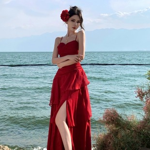 海边度假风独特绝美红色吊带连衣裙超好看仙女沙滩裙2025初夏穿搭