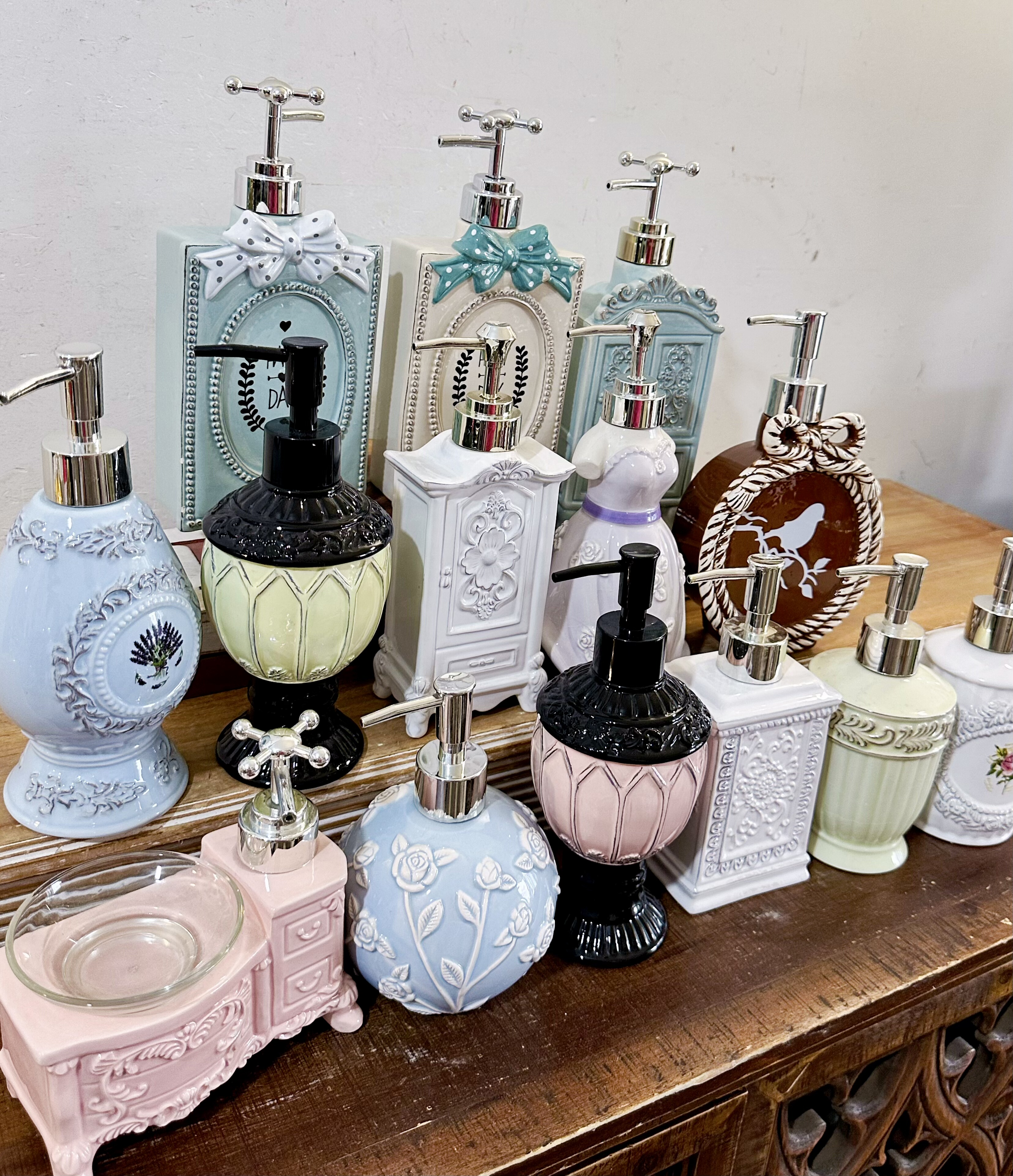 外贸样品复古蝴蝶陶瓷皂液器浴缸洗手液瓶浴室柜多款沐浴露瓶造型