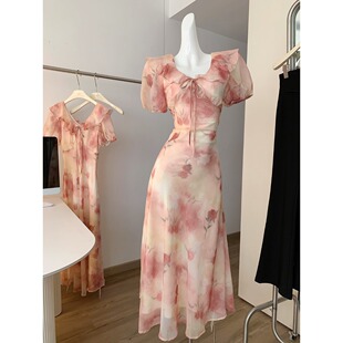 桃色夭夭十三行夏季新款荷叶边缎面V领碎花连衣裙长款显瘦印花裙