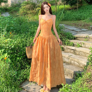 草原度假风多巴胺绝美橘色肌理感刺绣吊带长裙氛围感海岛沙滩裙子