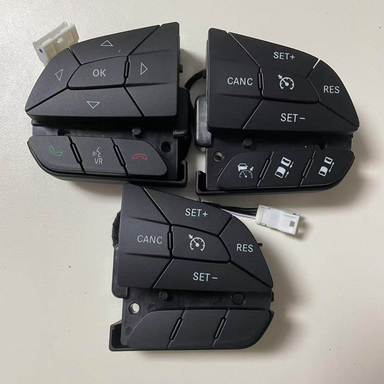 适用吉普大切诺基大指挥官自由光方向盘按键自适应巡航多功能电话