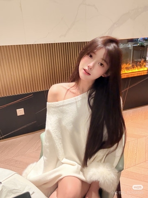 毛毛拼接露肩针织衫女气质斗篷