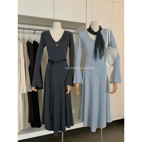 YJIA十三行秋季V领针织连衣裙女