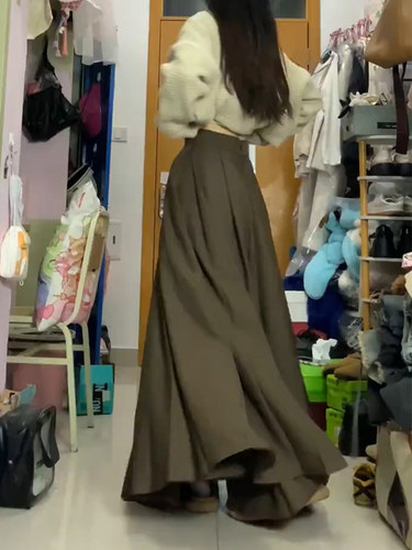 棕色a字半身裙显瘦~美拉德穿搭