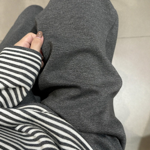 显腿长又时髦的九分灰色弯刀裤