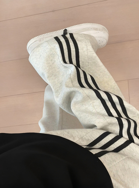 加绒白灰色条纹运动女大码秋冬阔腿直筒休闲梨型身材宽松显瘦卫裤