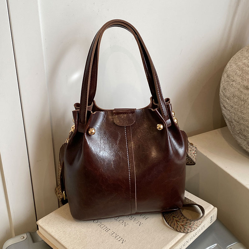 2025新款复古高级感水桶单肩包