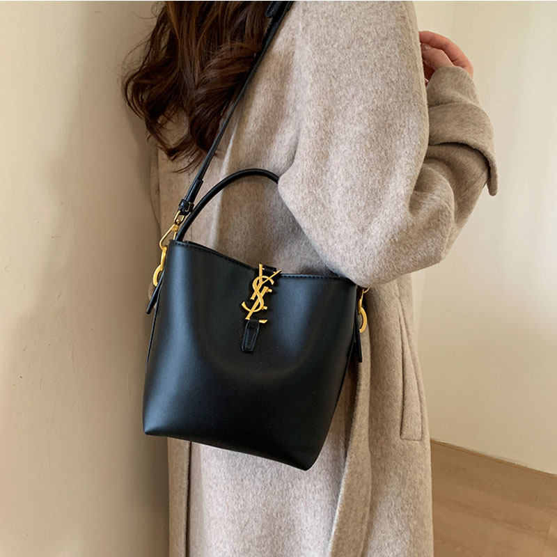 欧美时尚水桶包包女2025新款潮百搭大容量手提包高级感单肩斜挎包