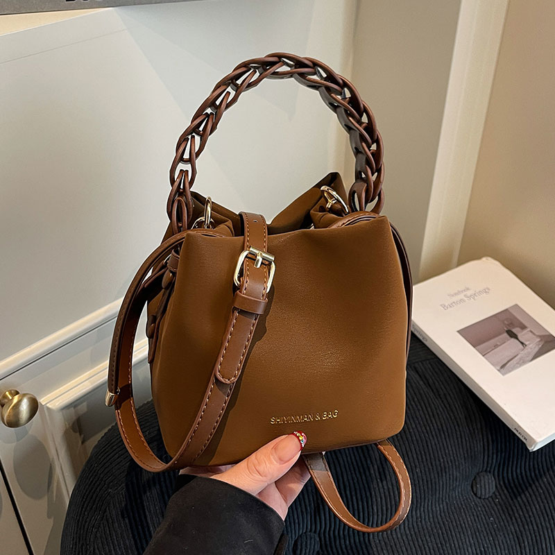 小众设计编织手柄水桶包包女2025新款高级质感百搭通勤单肩斜挎包