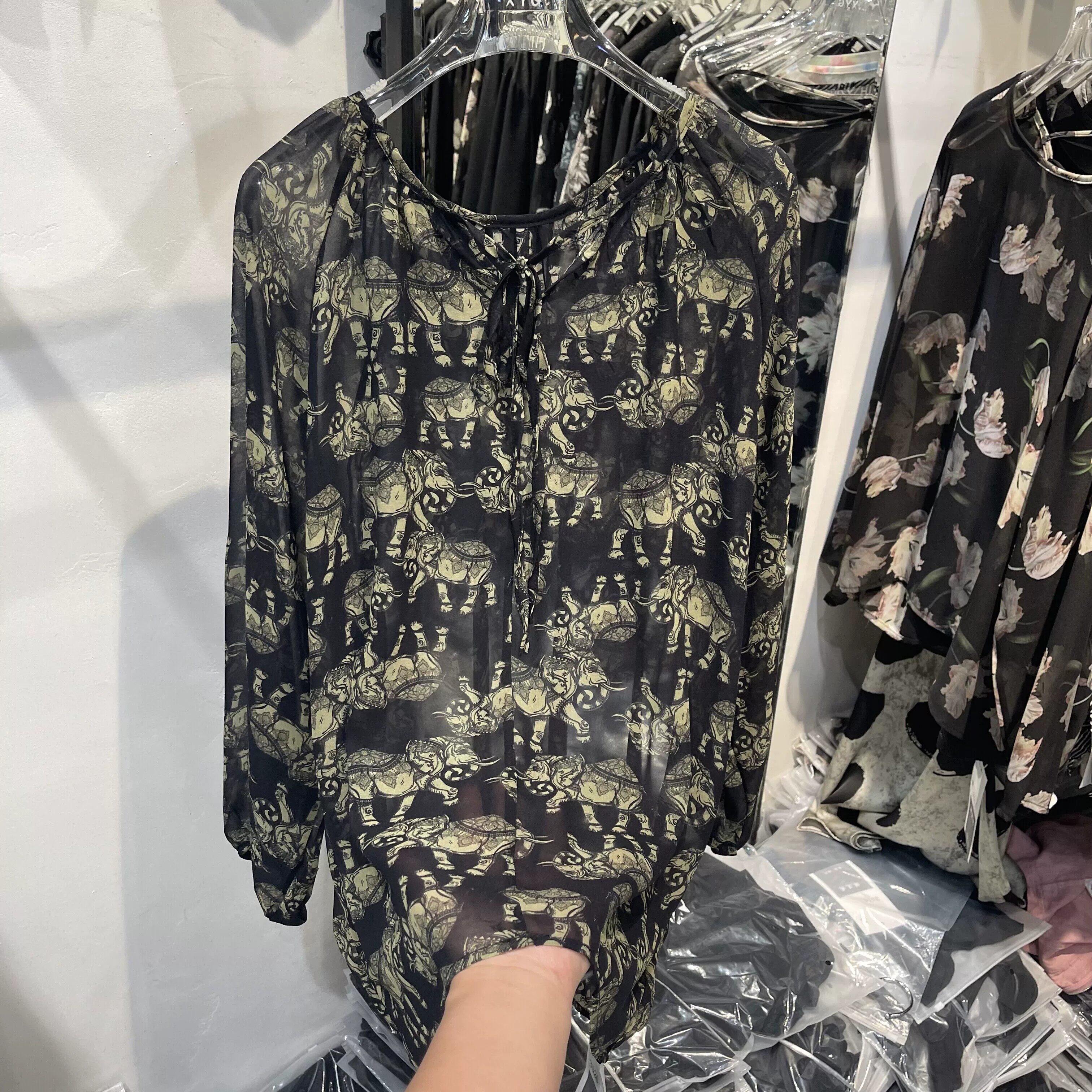 中长V前后两穿大象印花长袖衬衫