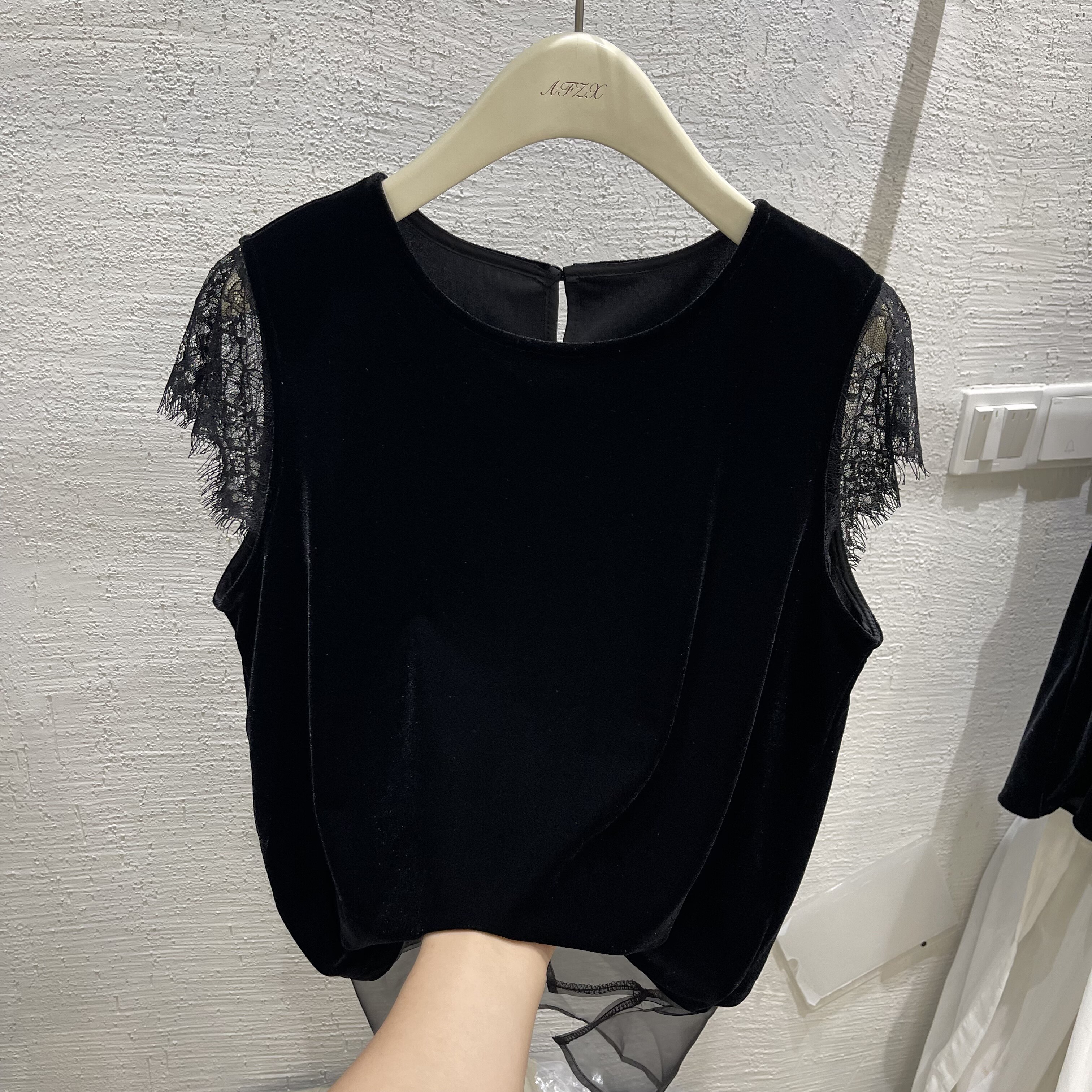 中长款黑色丝绒蕾丝拼接无袖T女