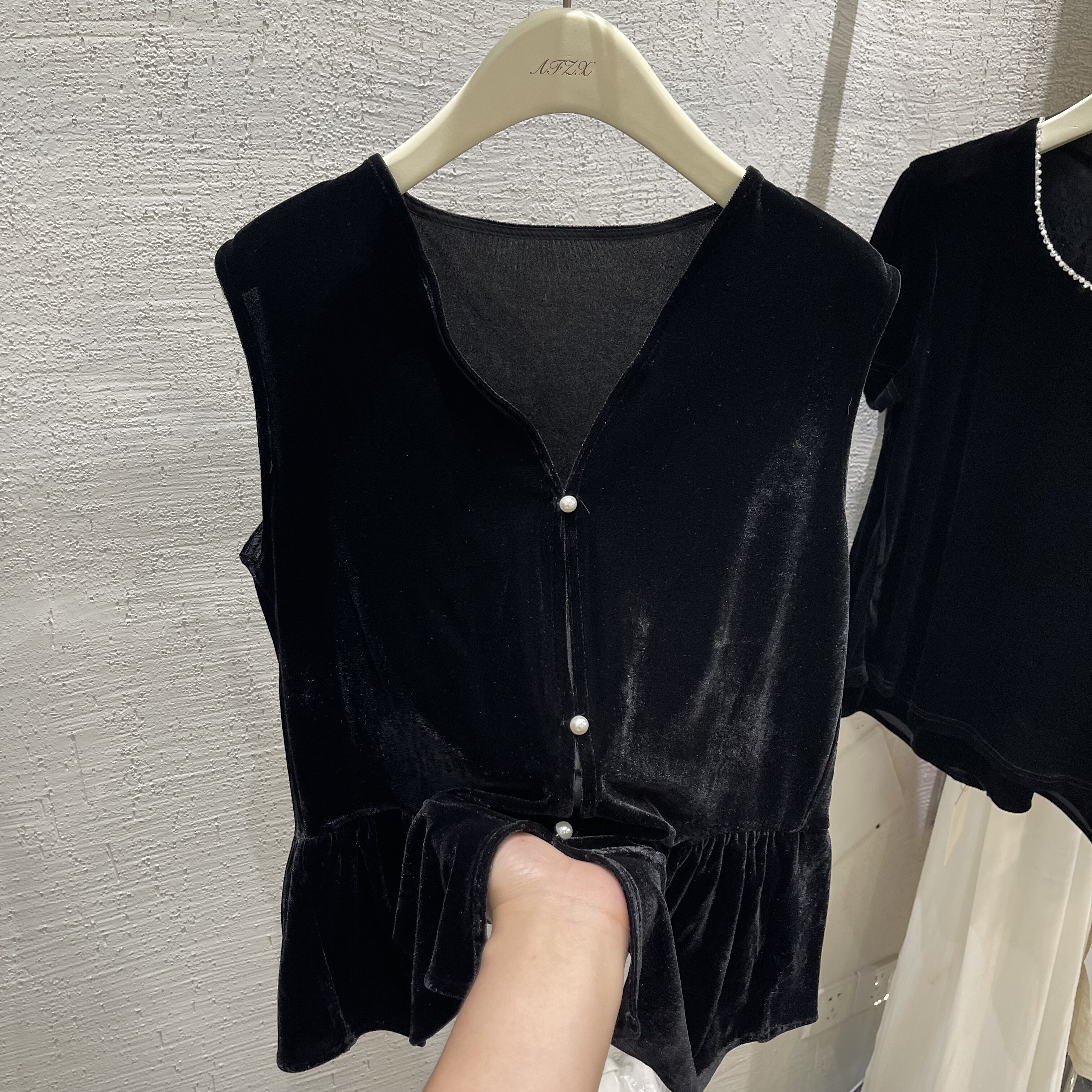 荷叶边V领珍珠扣无袖丝绒马甲女