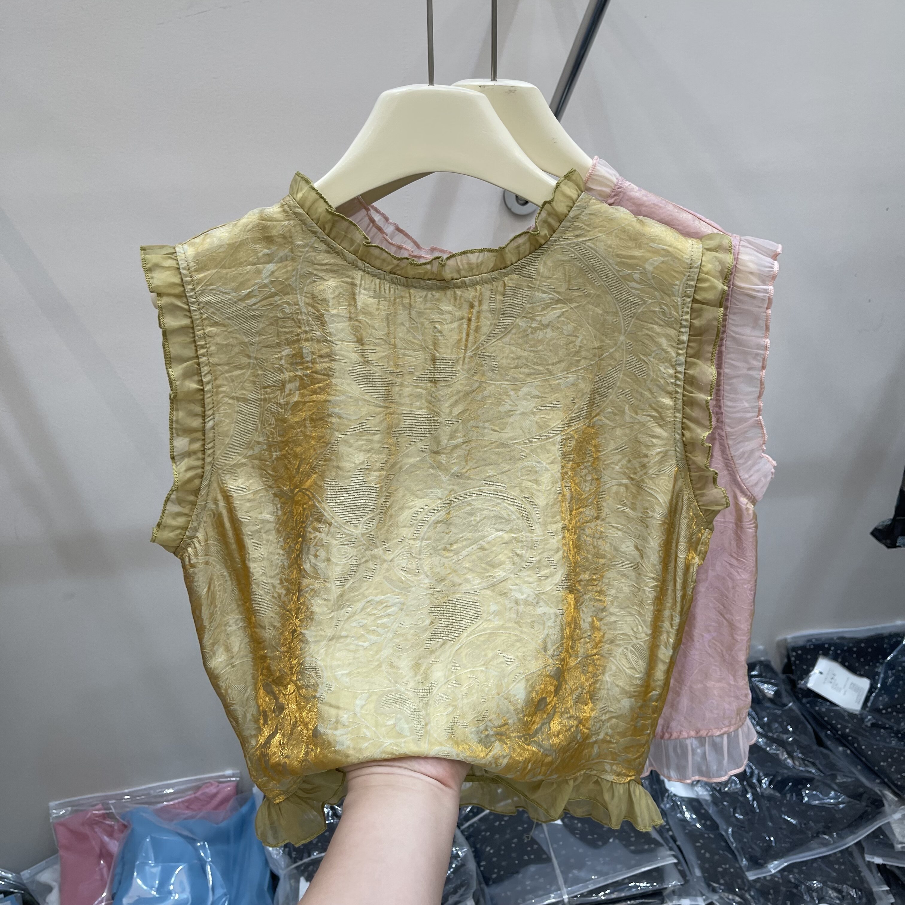 复古金色无袖亮面荷叶边T恤女
