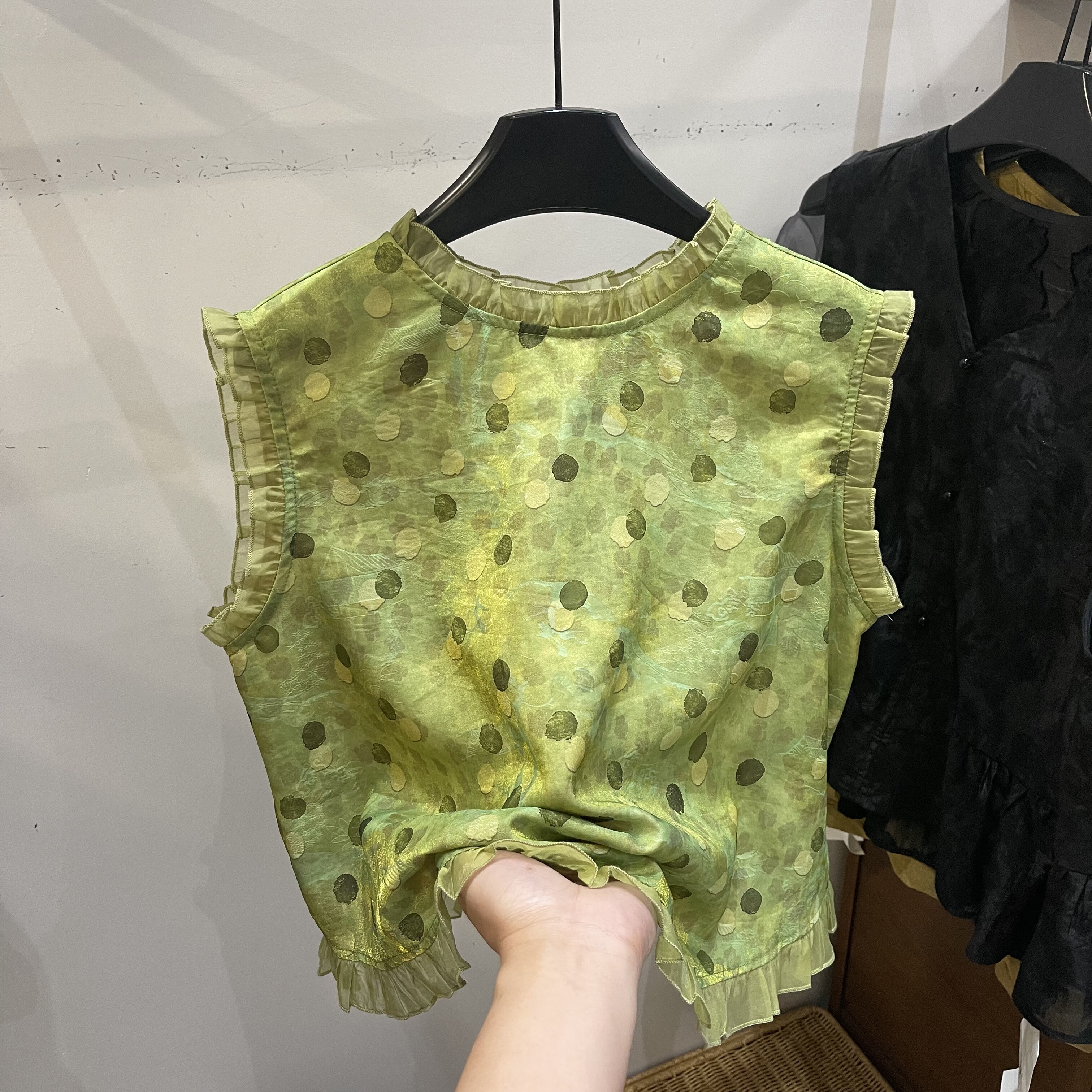 绿色波点轻薄木耳边无袖小衫女