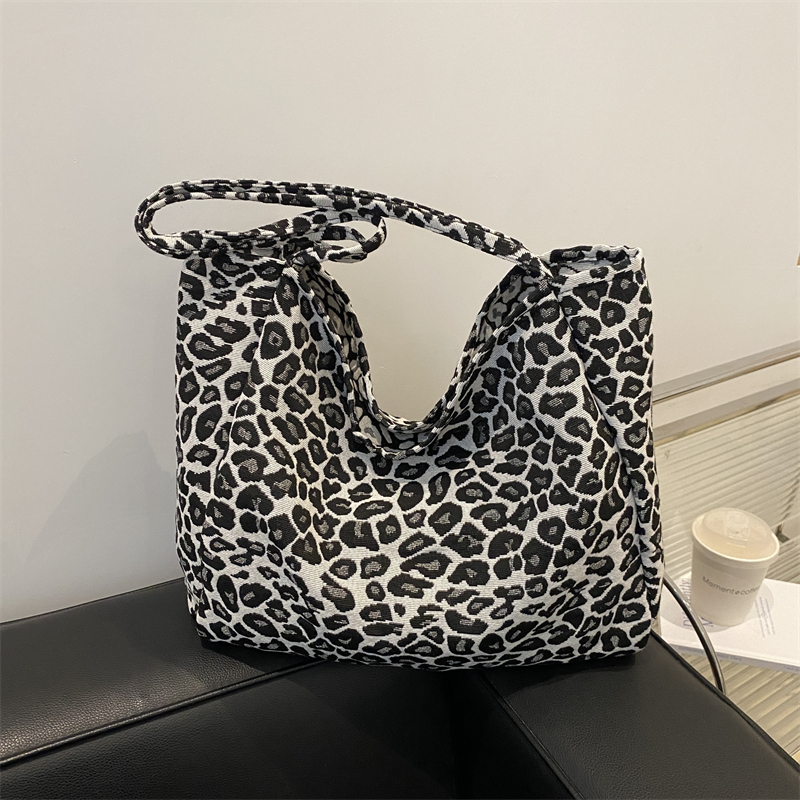 大容量休闲洋气单肩包时髦豹纹个性懒惰风购物袋时尚帆布腋下包女