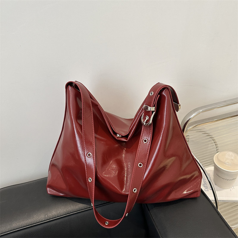 时尚通勤简约单肩包女外出百搭休闲高级斜挎包软皮质感复古托特包