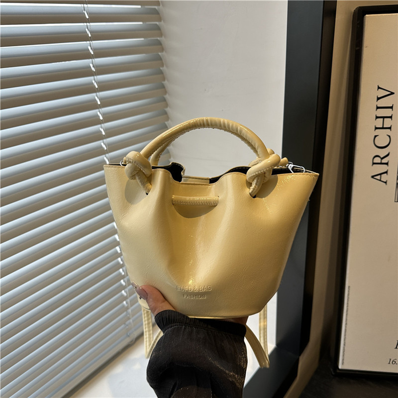 时尚百搭斜挎包超火手提水桶包