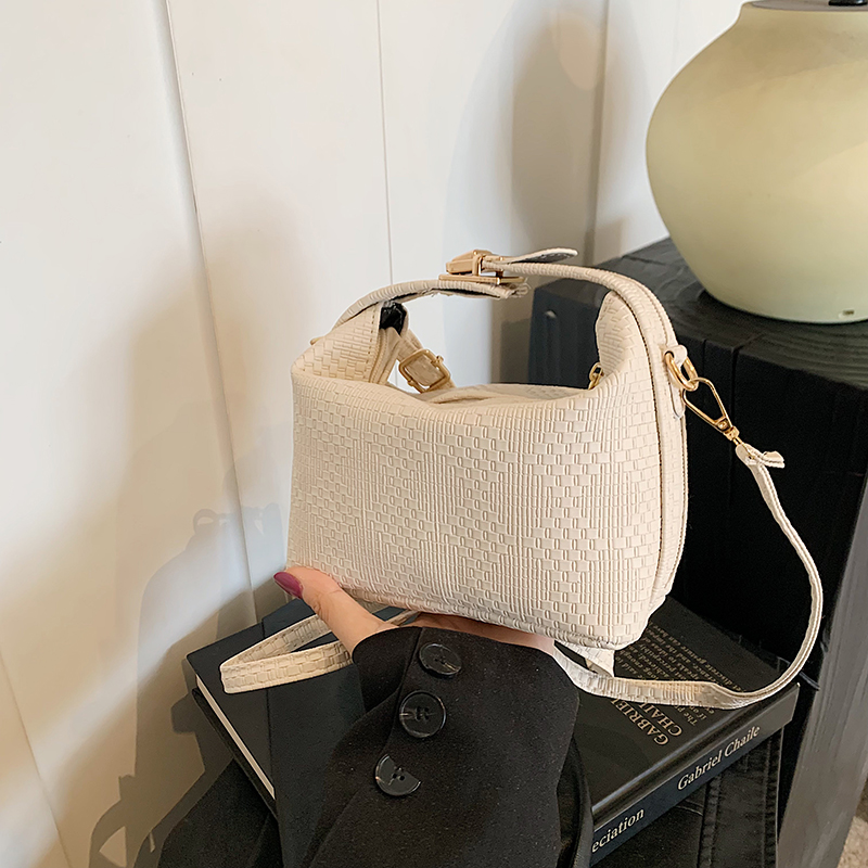 季斜挎包简约休闲手提小方包