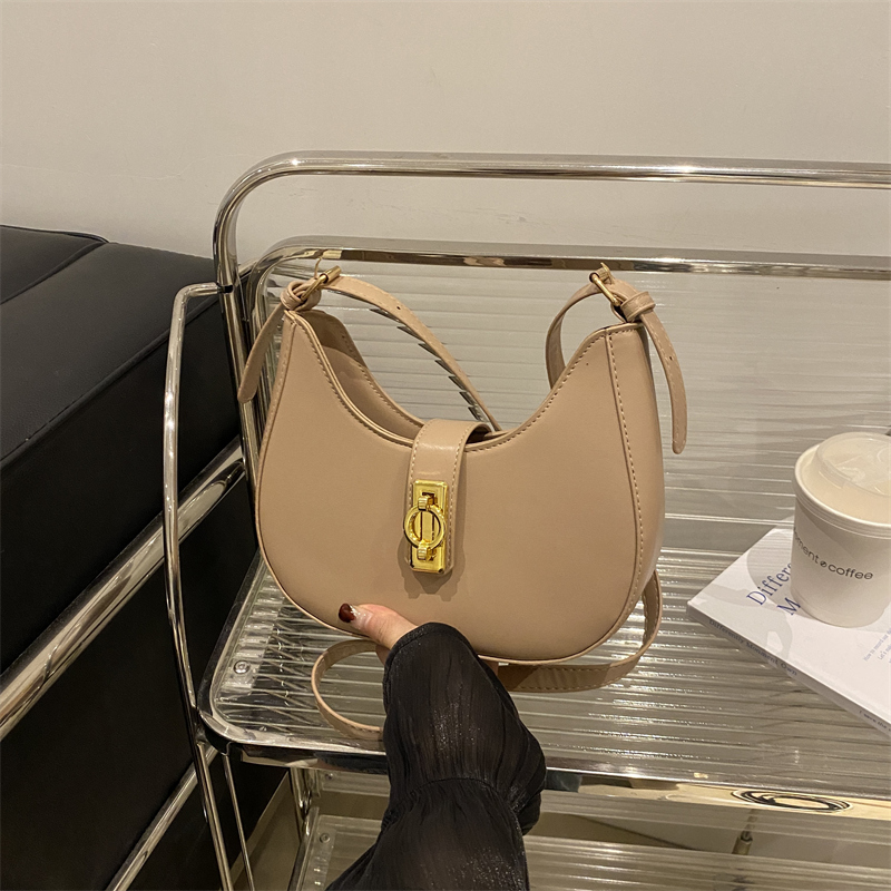 大容量锁扣单肩腋下手提包包女