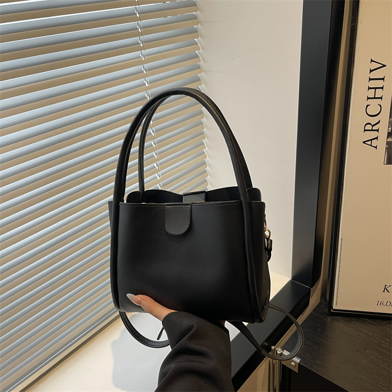 时尚通勤单肩斜挎手提小水桶包