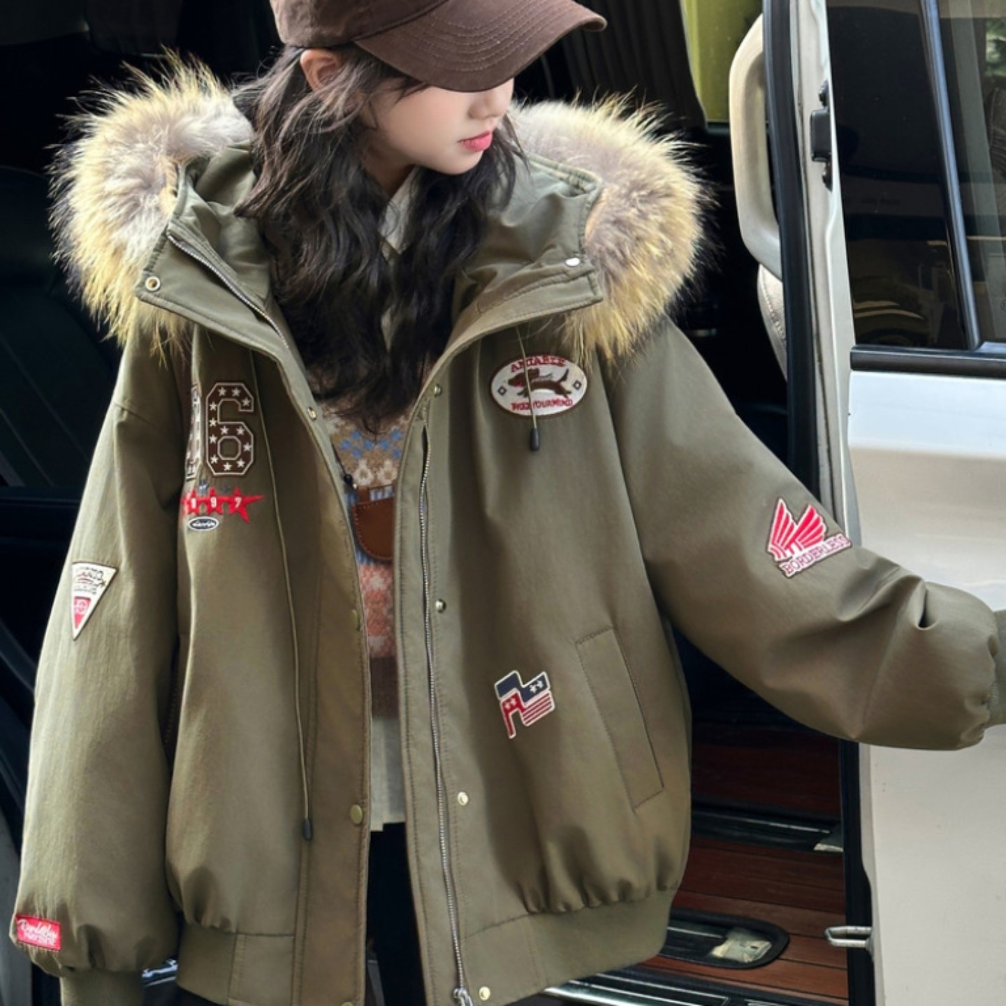 女大童棉服2025新款洋时髦加厚冬款保暖韩毛领军绿色贴标外套刺绣