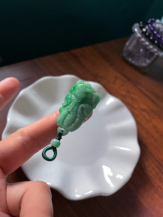 天然a货翡翠玉石绿底飘绿遇百财生财白菜吊坠玉坠毛衣链吊坠挂件