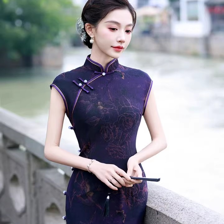 贵夫人高端旗袍夏季2025新款中式气质复古日常修身无袖妈妈连衣裙