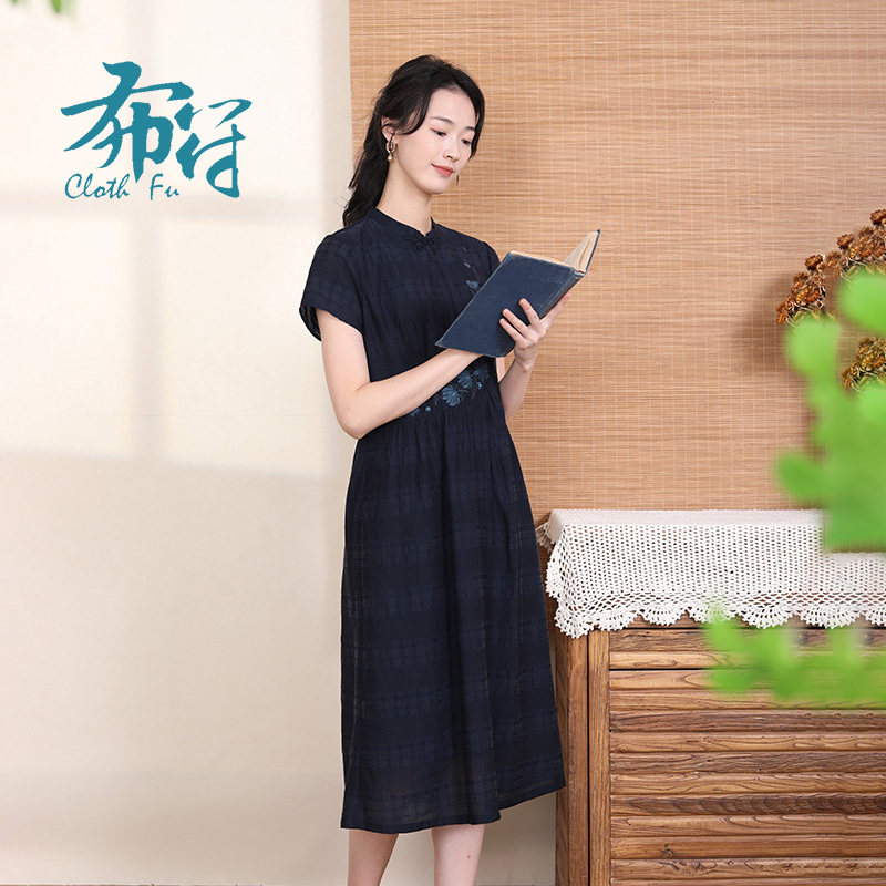 布符夏季新款旗袍领修身中式手工盘扣腰间抽褶绣花连衣裙女