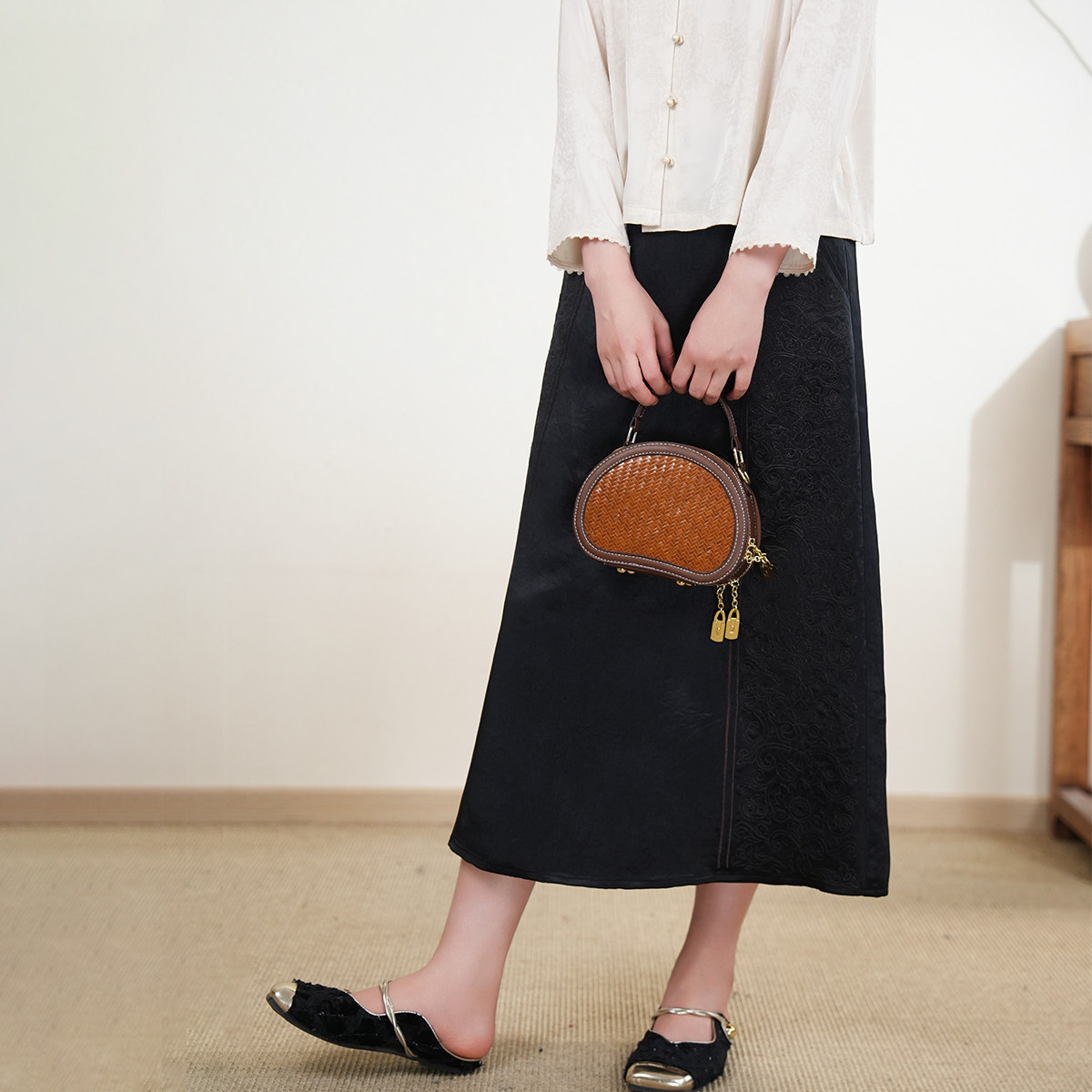 布符2025年秋款黑 A 字裙侧刺绣半身裙新中式显瘦时尚百搭优雅女