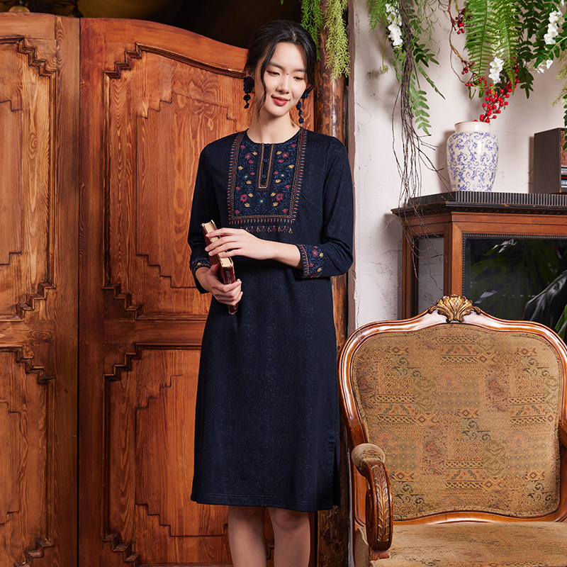 布符秋冬新款官方原创宽松羊毛民族刺绣连衣裙女圆领时尚百搭