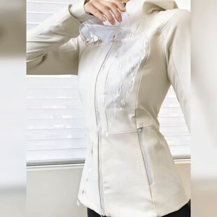 软壳加绒收腰显瘦户外爬山穿搭夹克 春季 白杏色修身 冲锋衣外套女款