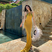 姜黄色拖尾针织长裙搭配绿比基尼显瘦度假性感纯欲海边泳衣女高级
