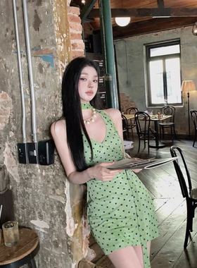 Y.JIA 伊嘉-园游记复古度假风挂脖V领掐腰连衣裙(配飘带)Y26-5570