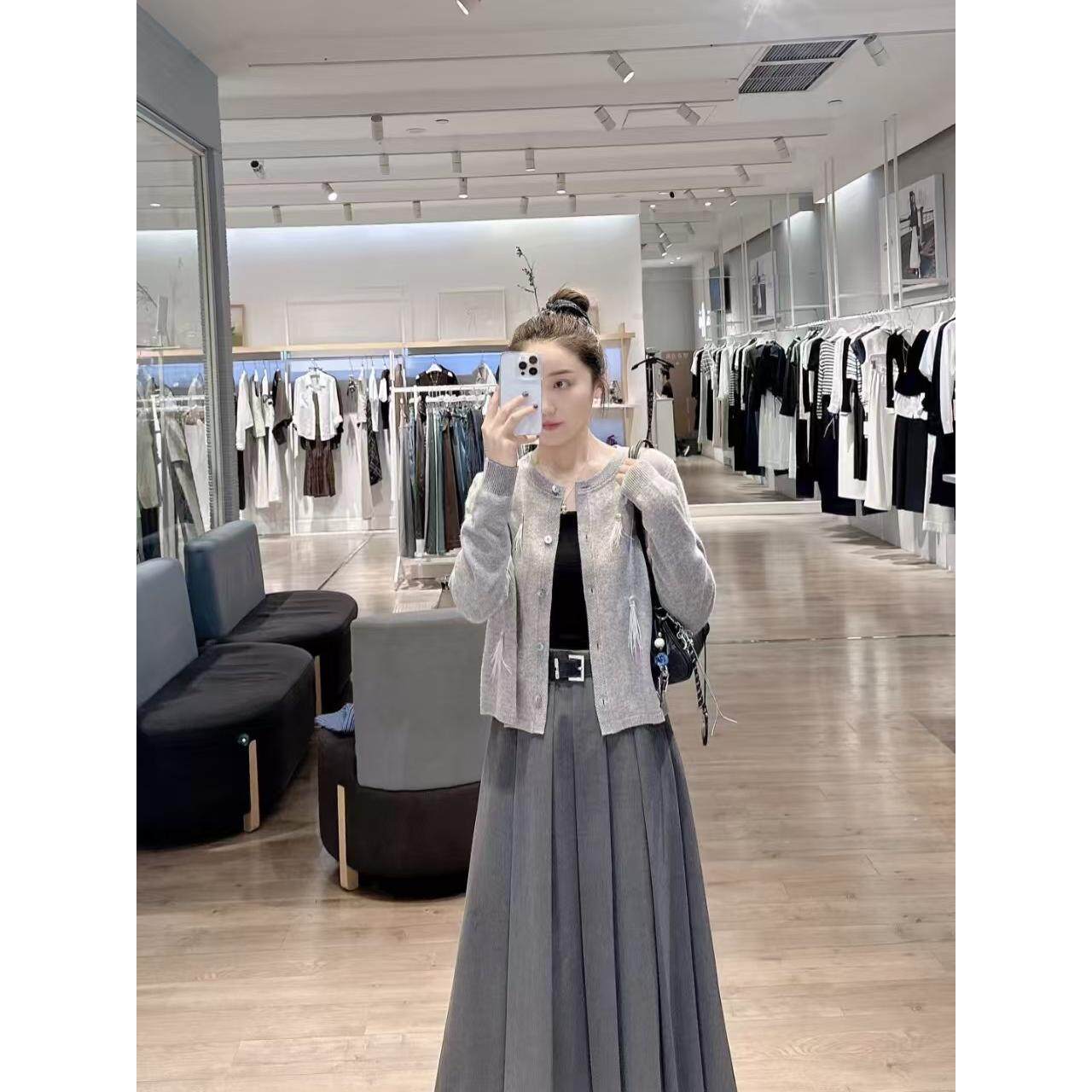 商场同款2025秋季新款浪漫亮片羊毛装饰设计感针织开衫 1GA132341