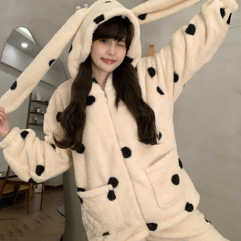 奶白波点糯叽叽连帽珊瑚绒睡衣女