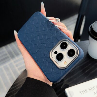 适用iPhone15promax手机壳魔方压印皮纹手机壳iPhone15pro全包防摔磁吸手机壳