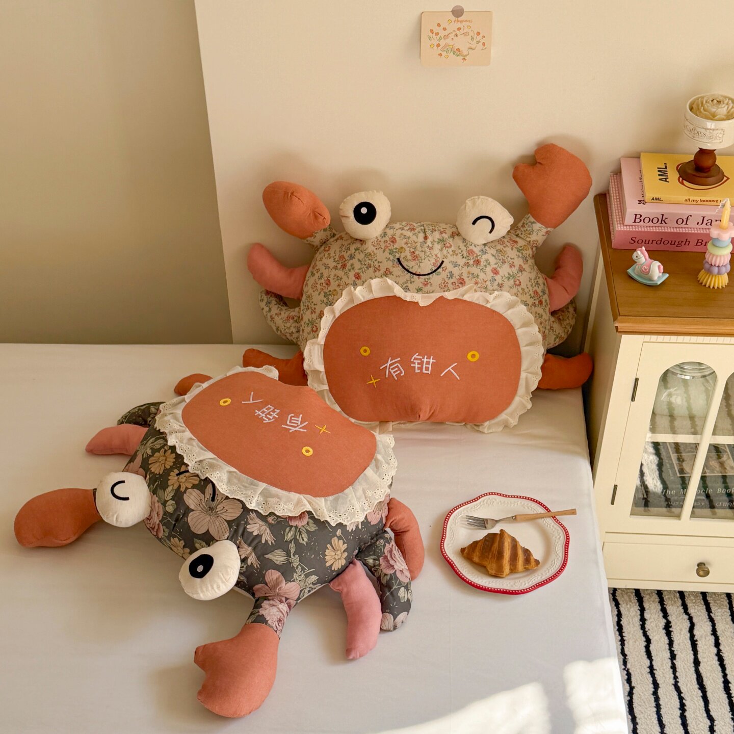 有钳人卡通全棉棉麻刺绣儿童抱枕靠枕异型枕芯办公室靠背小枕头