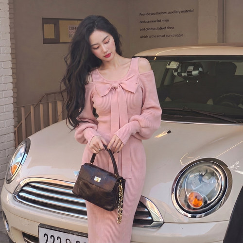 温柔风粉色针织连衣裙女露肩蝴蝶结灯笼袖修身显瘦千金风
