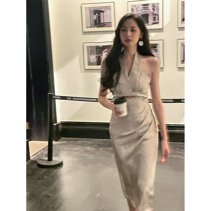 挂脖v领露背缎面吊带裙