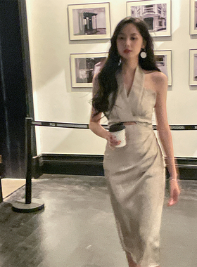 挂脖吊带裙气质露背小众连衣裙设计感性感v领显瘦缎面裙子夏