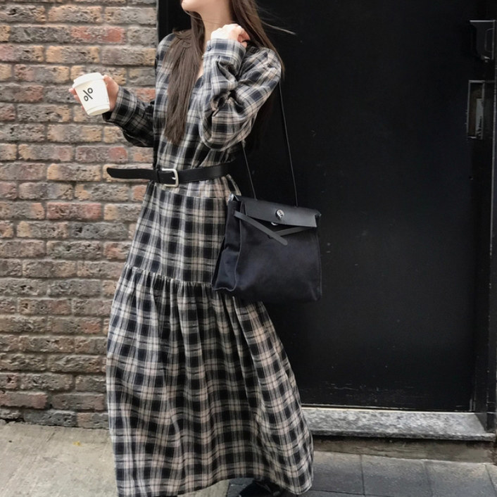 诗文复古抽褶文艺风V领格子宽松连衣裙女秋艺术感格纹度假长裙夏